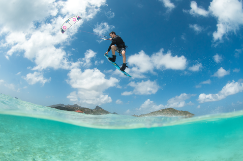 Duotone Juice LEI Kite beim Kitesurfen an einem tropischen Meeresstrand