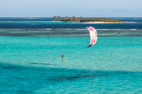 Duotone Juice LEI Kite beim Kitesurfen in einer tropischen Lagune mit kleiner Insel im Hintergrund