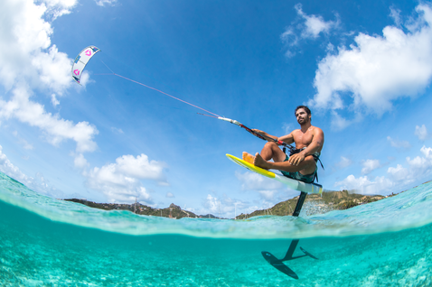 Duotone Juice LEI Kite beim Foilen auf tropischem Ozean mit türkisklarem Karibikwasser