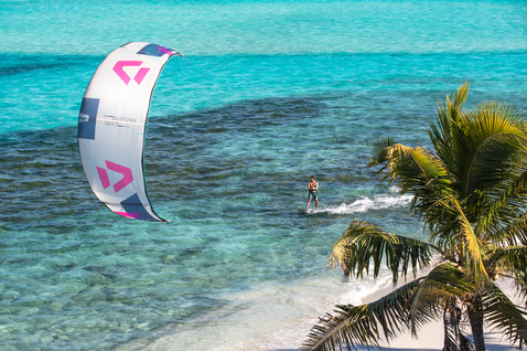 Duotone Juice LEI Kite beim Kitesurfen an einem tropischen Strand mit Palmen