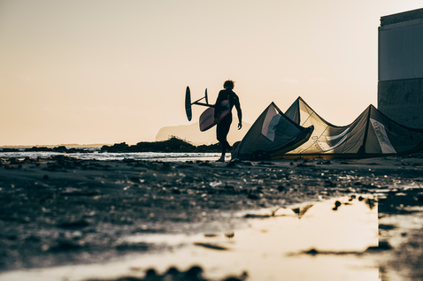 Duotone Juice D/LAB LEI Kite beim Kitesurfen an einem Felsstrand
