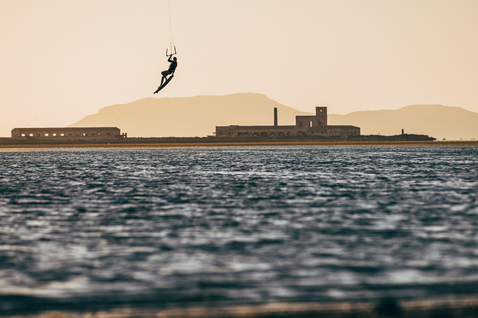 Duotone Juice D/LAB LEI Kite beim Kitesurfen in einer Küstenlagune mit historischen Gebäuden