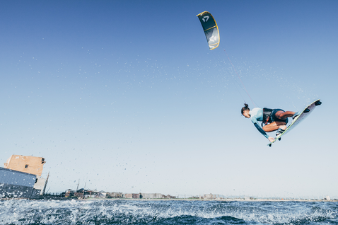 Duotone Juice D/LAB LEI Kite beim Kitesurfen an der Meeresküste