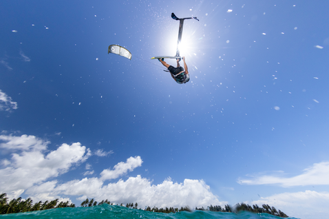 Duotone Juice D/LAB LEI Kite beim Kitesurfen an einem tropischen Ozeanstrand