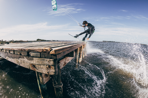 Duotone Vegas kite LEI 12m durante il wakestyle su un molo costiero