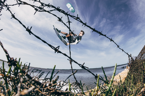 Duotone Vegas LEI kite durante il kitesurf su una spiaggia oceanica