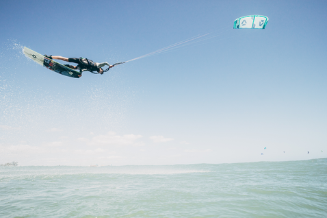 Duotone Vegas LEI kite durante il kitesurf sulla spiaggia oceanica