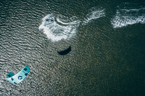 Aquilone LEI Duotone Vegas durante il kitesurf nell'oceano