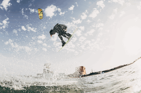 Duotone Dice SLS LEI kite during kitesurfing on the beach