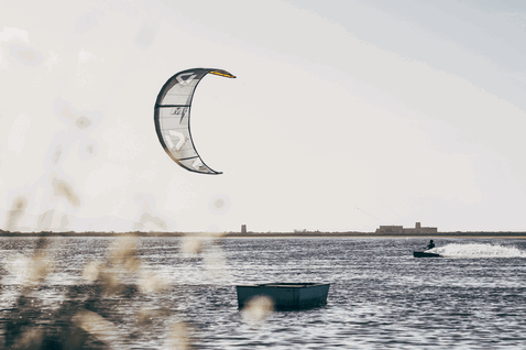 Tabla de kitesurf twin-tip Duotone Gonzales durante el kitesurf en una laguna costera en Sicilia