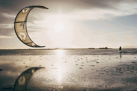 Tabla de kitesurf twin-tip Duotone Gonzales durante el kitesurf en una marisma en Sicilia