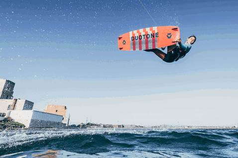 Tabla de kitesurf twin-tip Duotone Gonzales durante el kitesurf en un paseo marítimo urbano en Sicilia