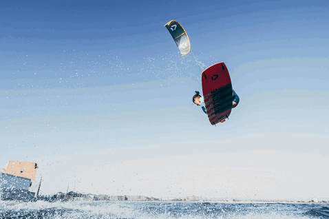 Duotone Gonzales kiteboard twin-tip durante el kitesurf en una playa oceánica