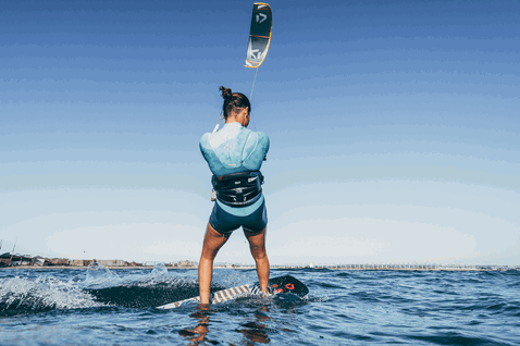 Duotone Gonzales tabla de kitesurf twin-tip durante el kitesurf en aguas costeras