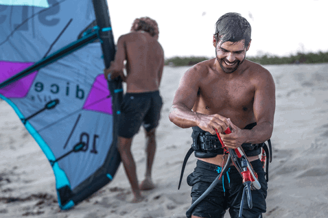 Barre de contrôle kite Duotone Trust Bar Quad Control lors du kitesurf sur plage de sable