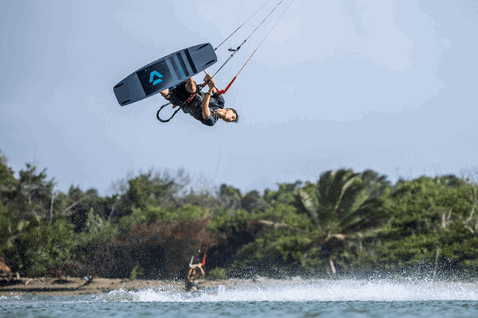 Duotone Trust Bar Quad Control 2022 barre de contrôle lors du kitesurf dans un lagon côtier tropical