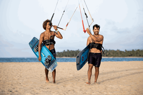 Duotone Trust Bar Quad Control barre de contrôle lors du kitesurf sur une plage tropicale avec océan et palmiers