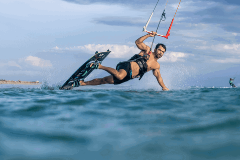 Duotone Trust Bar Quad Control barre de contrôle lors du kitesurf sur une plage océanique