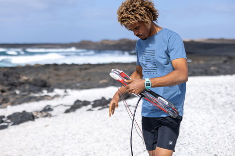Boardshorts pendant le kitesurf sur une plage rocheuse en noir charbon foncé