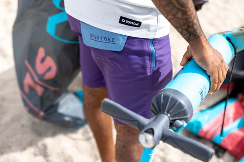 Boardshorts 17inch pendant la préparation au kitesurf sur une plage de sable en prune