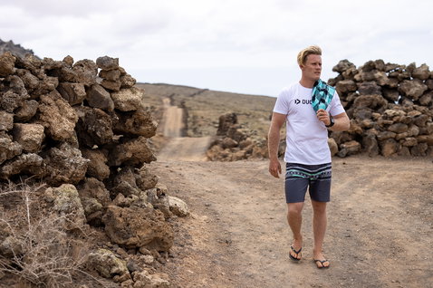 Camiseta de manga corta Duotone blanca en un paisaje volcánico árido