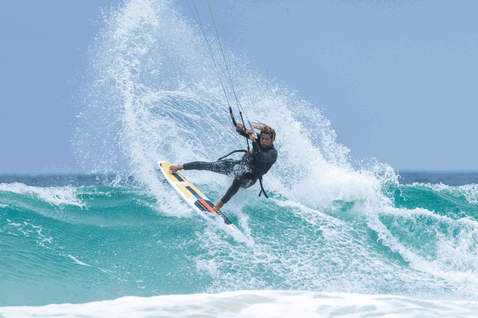 Duotone Wam D/LAB tabla de kitesurf de olas durante el kitesurf en playa oceánica