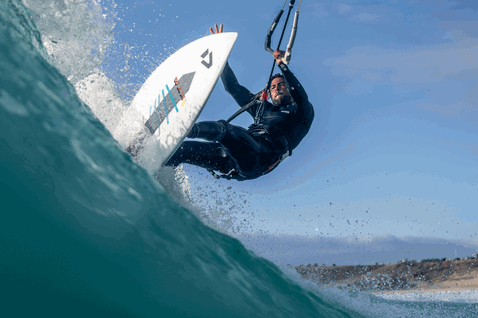 Duotone Wam D/LAB tabla de kitesurf durante el kitesurf en playa oceánica