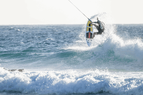 Duotone Wam D/LAB wave kiteboard durante el kitesurf en la playa del océano