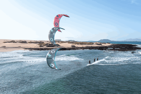 Kite LEI Duotone Neo SLS durante el kitesurf en playa de océano con dunas de arena