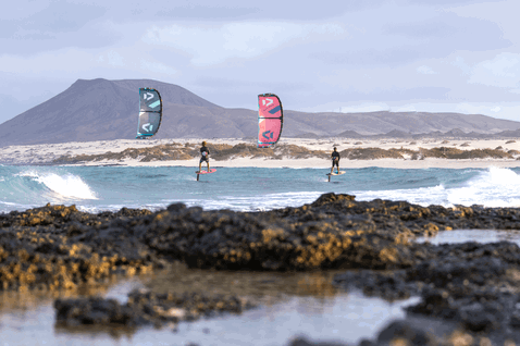 Duotone Neo SLS LEI kite durante foiling en playa volcánica con dunas de arena