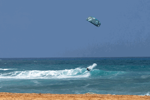 Duotone Neo SLS LEI kite durante el surf de olas en una playa oceánica