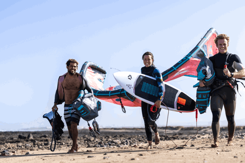 Duotone Neo SLS LEI kite durante el kitesurf en una playa oceánica con costa rocosa