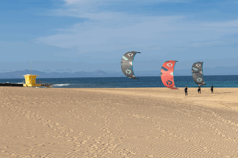 Duotone Neo SLS LEI kite 12m durante el kitesurf en playa oceánica