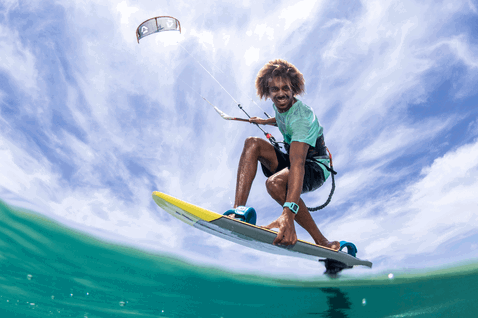 Duotone Pace SLS planche de kite foil lors du foiling sur l'océan