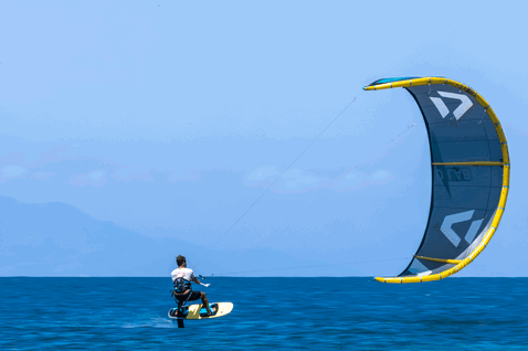 Planche de kite foil Duotone Pace SLS lors du foiling en pleine mer