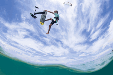 Planche de kite foil Duotone Pace SLS lors du foiling dans un lagon tropical