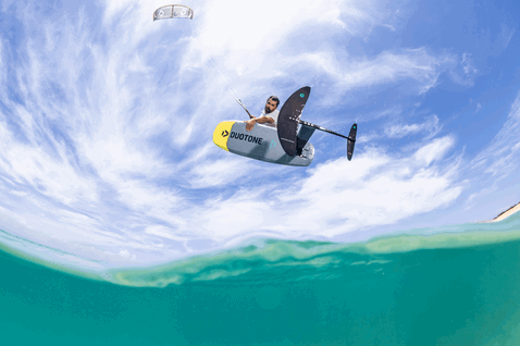 Duotone Pace SLS planche de kite foil lors de foiling sur une plage océanique tropicale