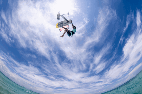 Duotone Pace SLS planche de kite foil lors de foiling sur une plage océanique tropicale