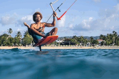 Duotone Kiteboarding Pace foil kiteboard pendant le foiling sur une plage océanique tropicale