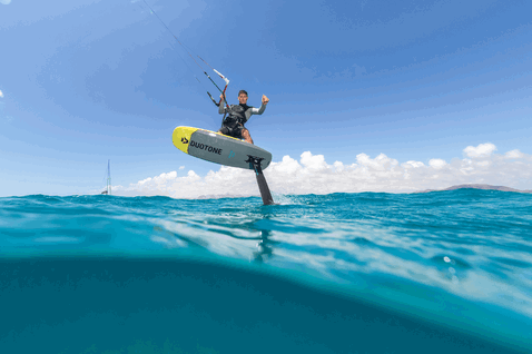 Planche de foil Duotone Pace SLS en train de foiler dans l'océan tropical