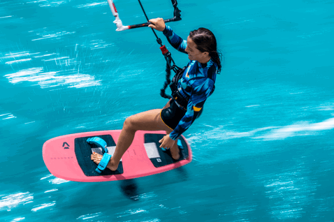 Duotone Pace planche de kite foil lors du foiling sur l'océan ouvert en eaux tropicales