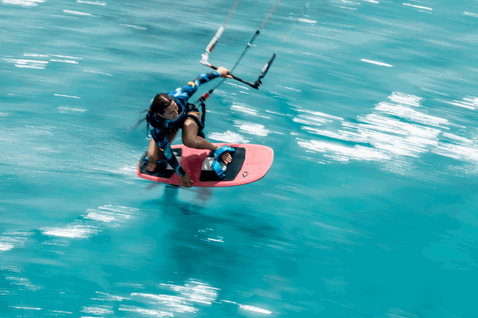 Duotone Pace planche de kite foil lors du foiling sur l'océan