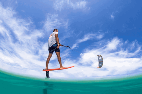 Planche de kite foil Duotone Pace lors du foiling dans l'océan tropical