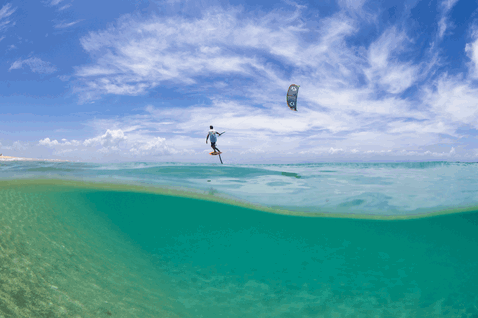Duotone Pace foil kiteboard en train de faire du foiling dans un lagon tropical