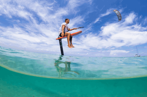 Duotone Pace foil kiteboard en train de faire du foiling dans un océan tropical aux eaux turquoise