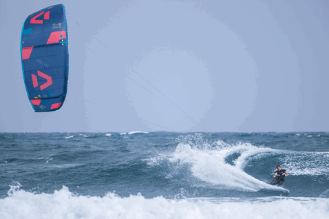 Duotone Neo kite LEI durante il surf nelle onde sull'oceano