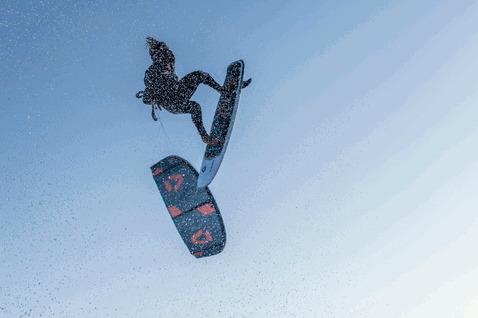 Aquilone LEI Duotone Neo durante il surf sulle onde nell'oceano