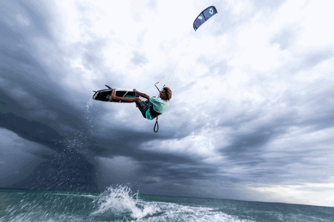 Duotone Whip SLS kite surfboard durante il kitesurf in acque aperte