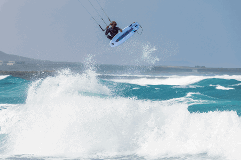 Duotone Whip SLS kite surfboard durante il kitesurf sulla spiaggia dell'oceano