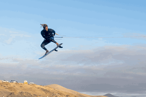 Duotone Voke SLS kite surfboard durante el kitesurf en paisaje de dunas costeras